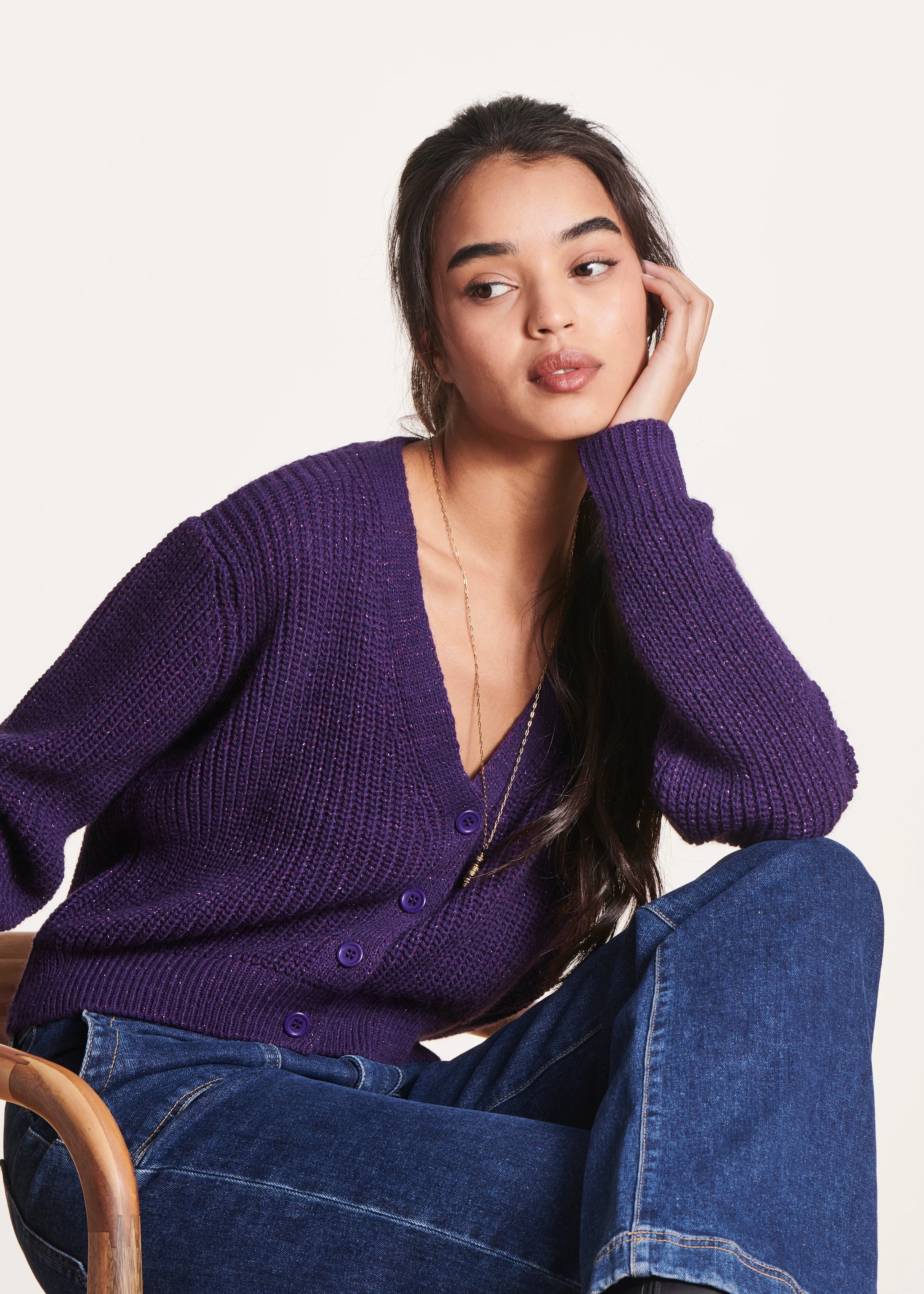 Gilet court violet en maille irisée col V