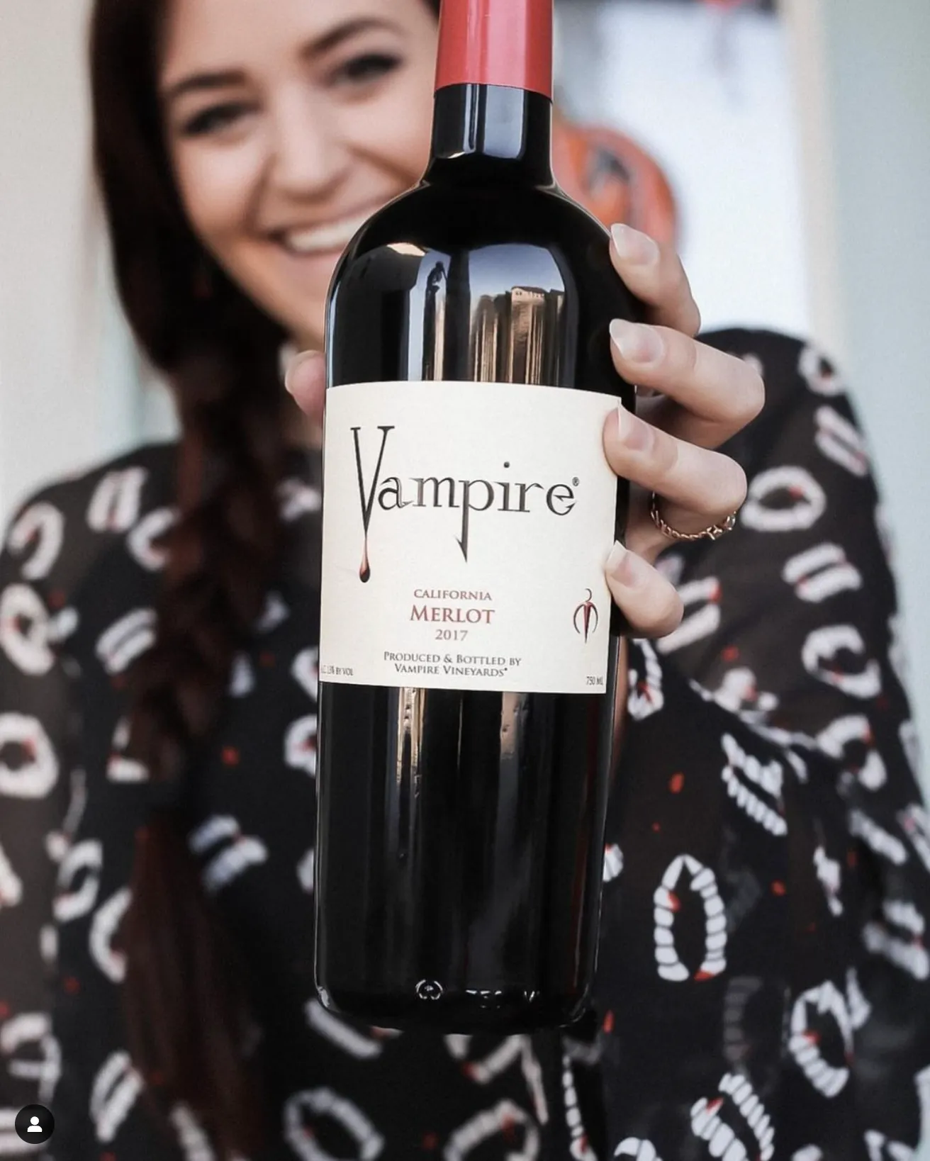 VAMPIRE® MERLOT WITH VAMPIRE WINE CAPE
