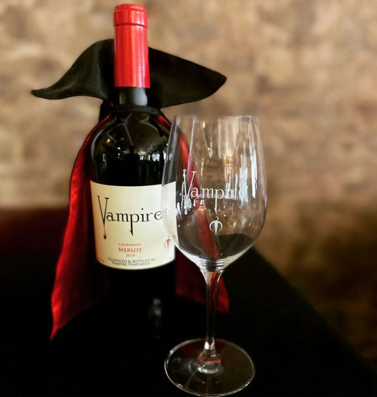 VAMPIRE® MERLOT WITH VAMPIRE WINE CAPE